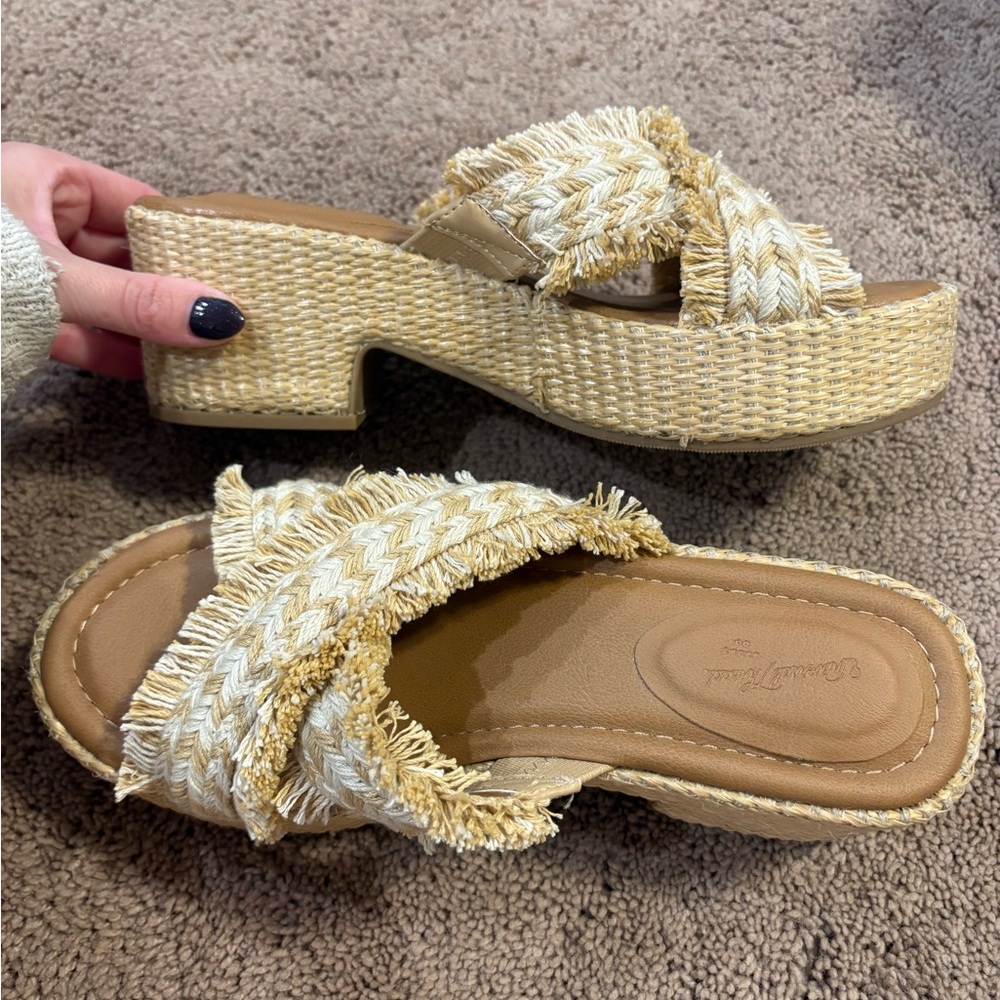 Women's Woven Platform Sandals - Picture 2 of 5